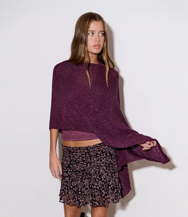 דוגמנית לובשת חולצה סגולה עם חצאית פרחונית, אופנה טרנדית מבית CHOZEN