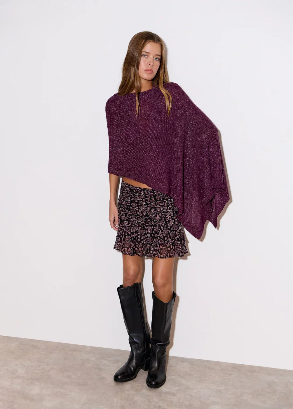 אישה עם עליונית בורדו מבריקה, חצאית פרחונית קצרה ומגפי עור שחורים, אופנה CHOZEN