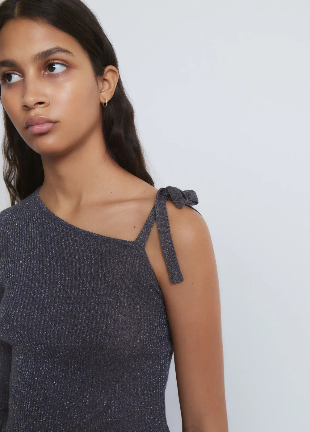 דוגמנית לובשת שמלת ערב כהה עם שרוול אחד וקשירה בכתף, מותגי אופנה CHOZEN