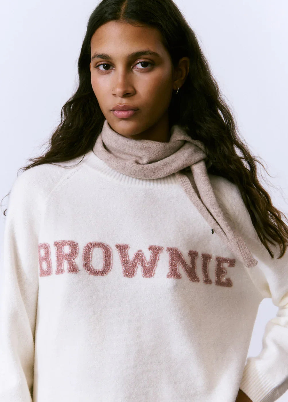 דוגמנית לובשת סוודר לבן עם כיתוב BROWNIE, צעיף בז', אופנת נשים באתר CHOZEN