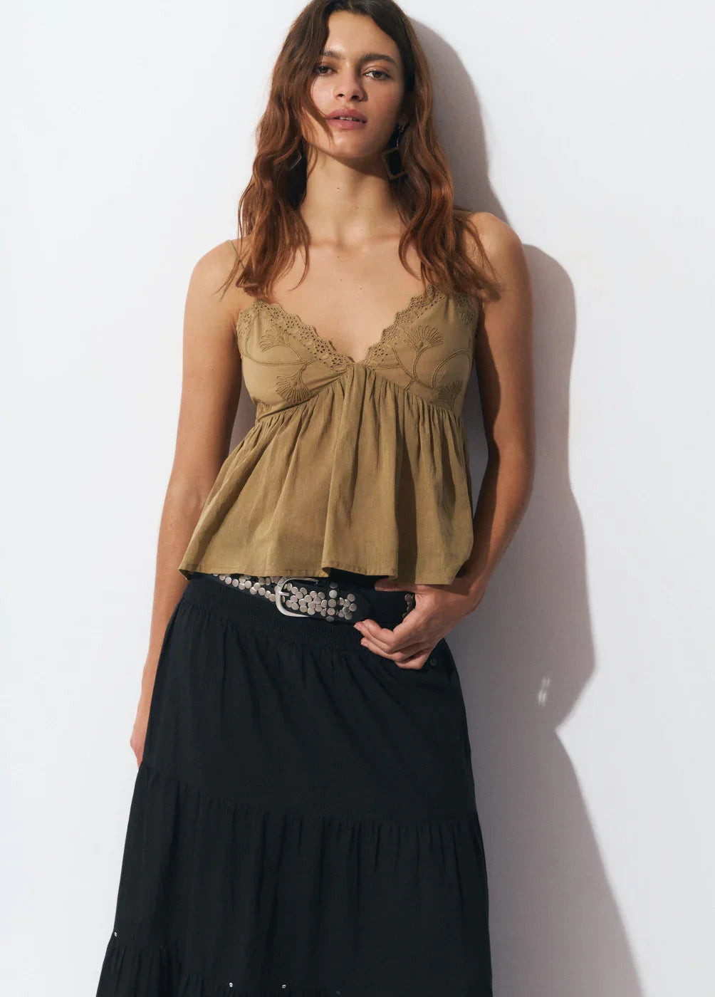 דוגמנית עם גופיית קיץ חומה וחצאית שחורה, אופנת נשים יוקרתית ב-CHOZEN