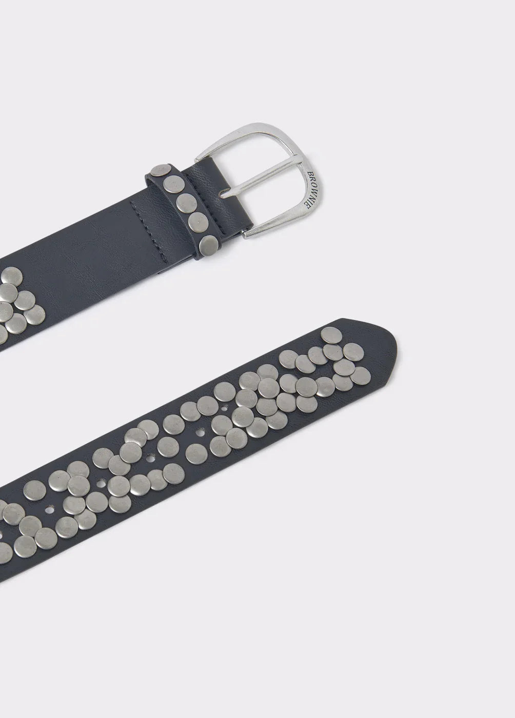 חגורת עור שחורה עם ניטים עגולים כסופים, אבזם מתכת, מותג CHOZEN מבית קבוצת אלפא