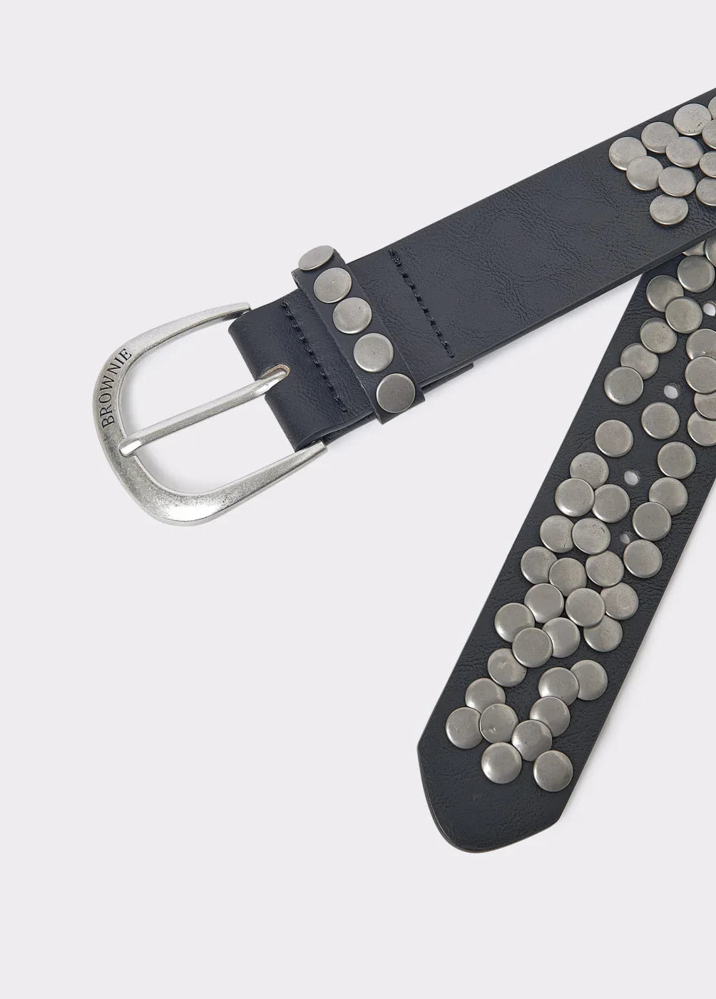 חגורת עור שחורה עם ניטים מתכתיים ואבזם כסף, אופנה מבית CHOZEN