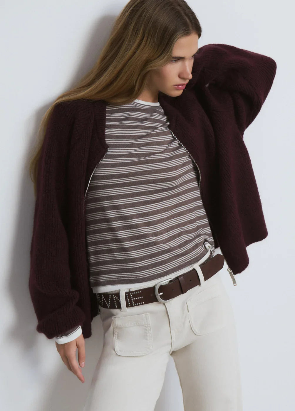 אופנת נשים CHOZEN: קרדיגן בורדו, חולצת פסים חומה, מכנסיים לבנים, חגורה חומה