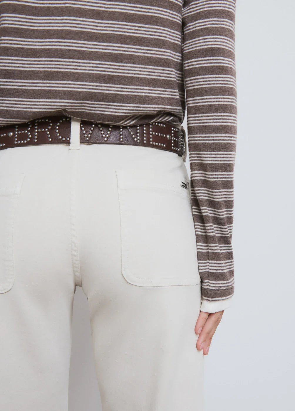 מכנסיים לבנים לנשים עם כיסים, חולצה פסים חומה וחגורה חומה עם ניטים, CHOZEN בגדי נשים