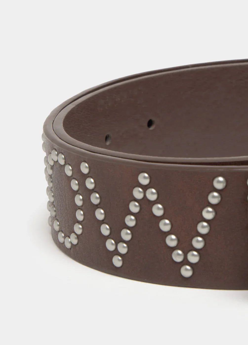 חגורת עור חומה עם ניטים כסופים מעוצבים, מוצר אופנה CHOZEN מקבוצת אלפא