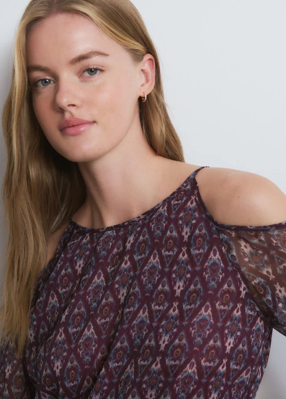 אישה עם שמלת אוף שולדרס בדוגמת בורדו גאומטרית, אופנת CHOZEN, צילום סטודיו