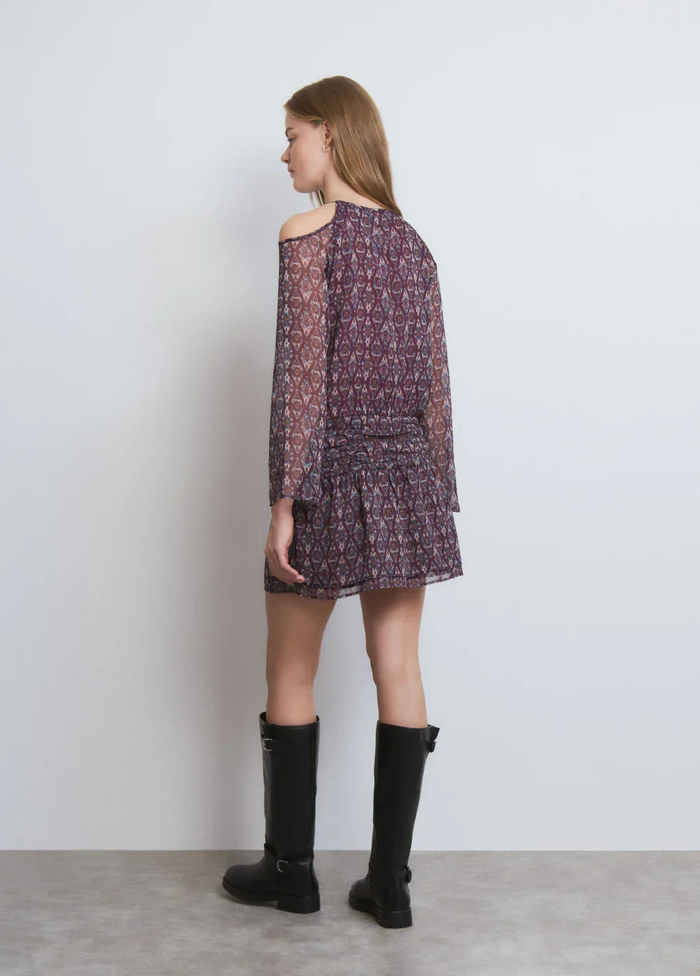 דוגמנית לובשת שמלה סגולה עם הדפס גאומטרי ומגפיים שחורים, CHOZEN אופנה מובילה