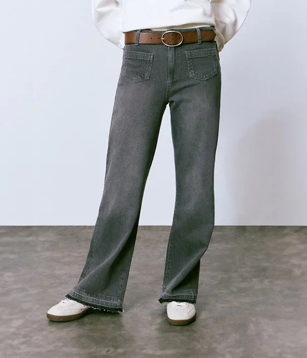 מכנסי ג’ינס אפורים לנשים עם חגורה חומה ונעלי ספורט לבנות, אופנה CHOZEN