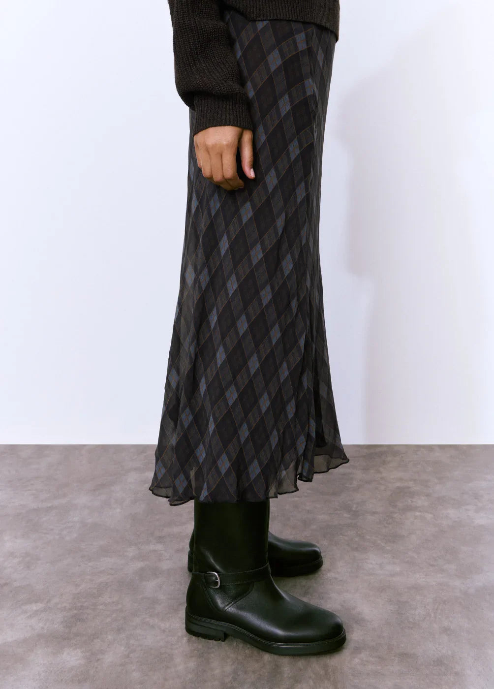 חצאית משובצת שחורה באורך מידי עם מגפיים שחורים, אופנת נשים CHOZEN