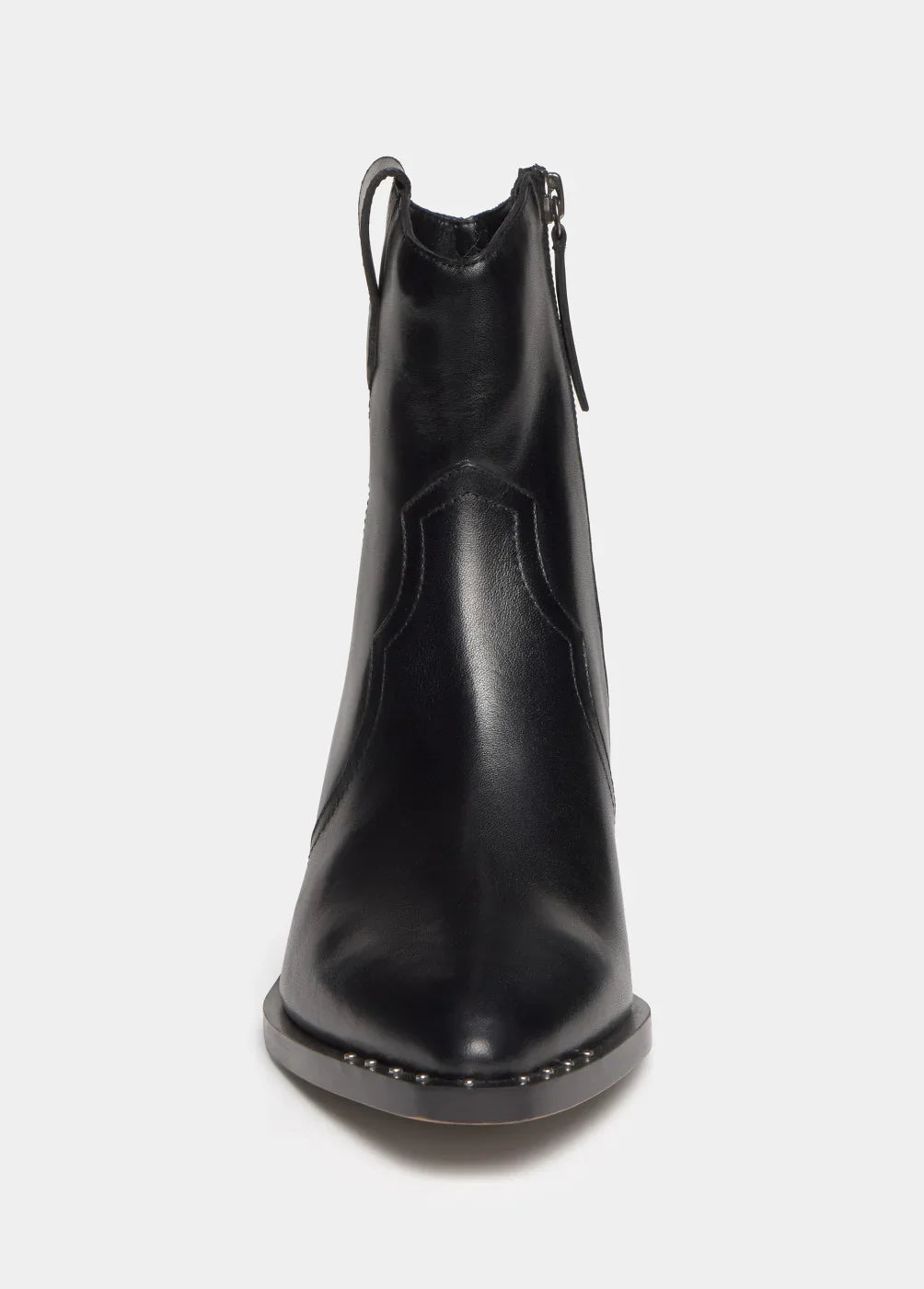 מגף עור שחור לנשים מבית CHOZEN בעיצוב יוקרתי, צילום חזיתי על רקע לבן