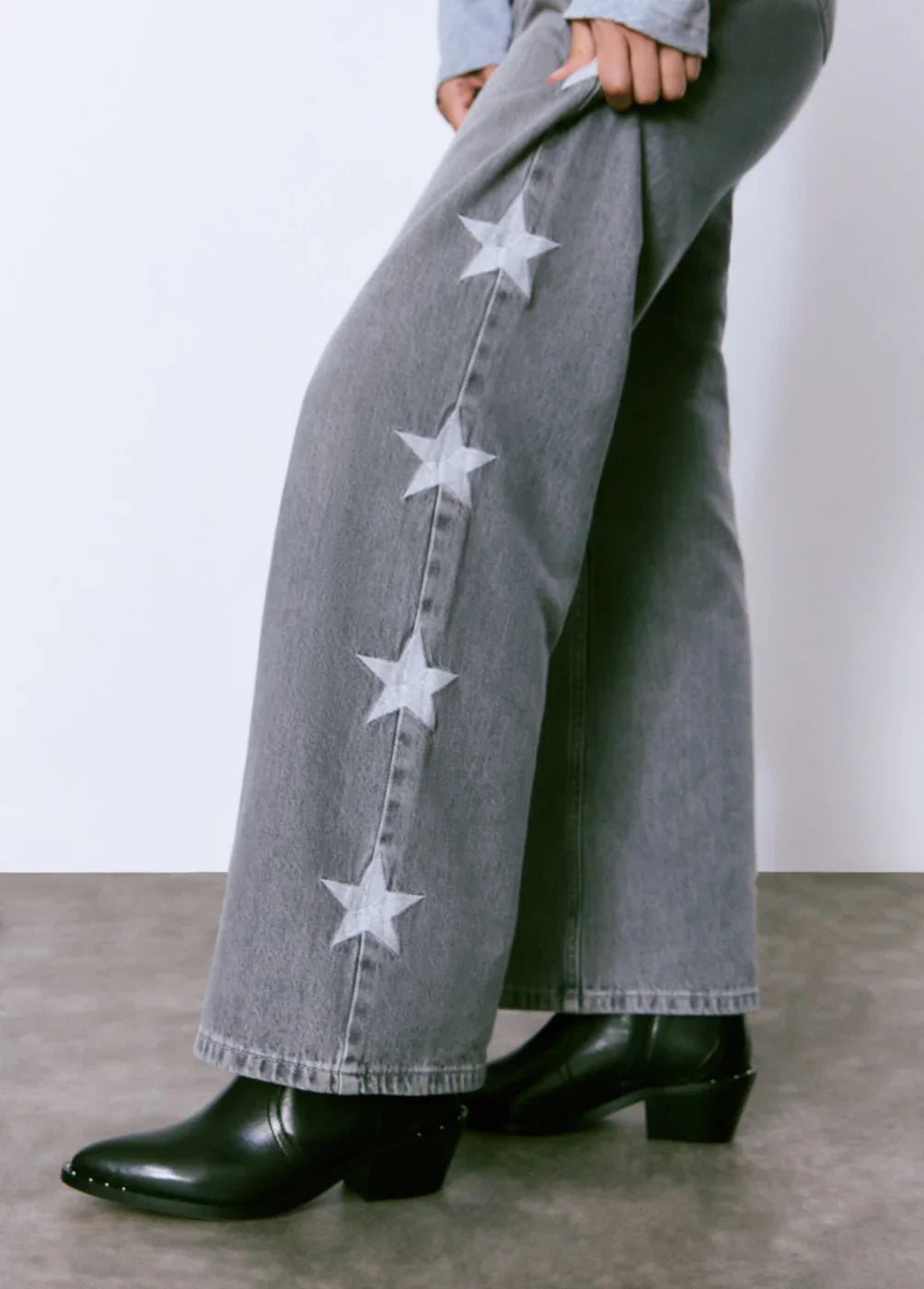 ג׳ינס אפור רחב עם כוכבים לבנים בצד, אופנת נשים CHOZEN