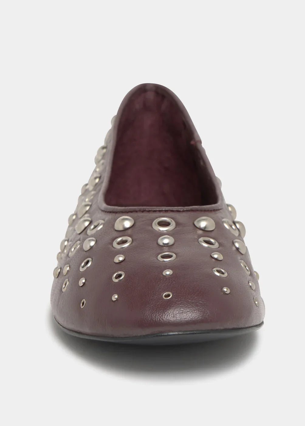 נעל שטוחה נשים בצבע בורדו עם ניטים כסופים, אופנה CHOZEN, קולקציית מותגים מבית אלפא
