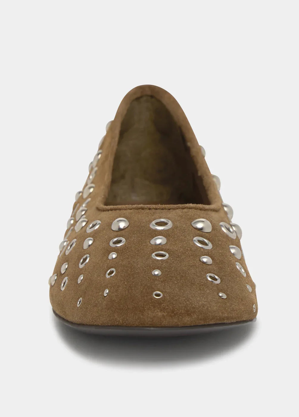 מוקסין זמש חום עם ניטים כסופים עדינים, נעל אופנתית CHOZEN