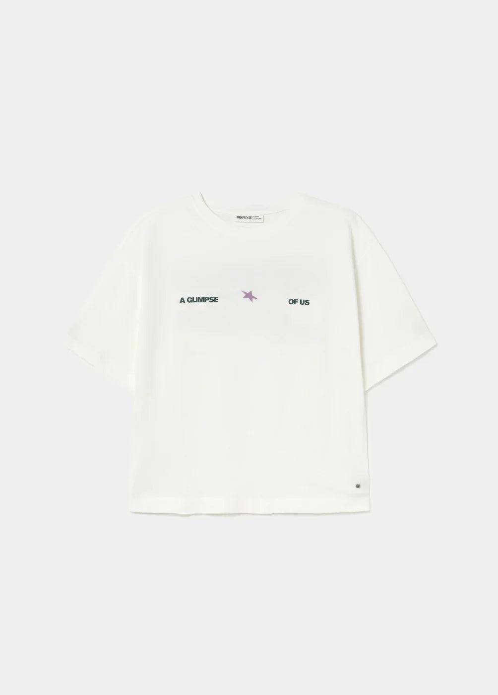 חולצת טי לבנה עם הכיתוב A GLIMPSE OF US ודגם כוכב, אופנה מובילה בקבוצת אלפא CHOZEN