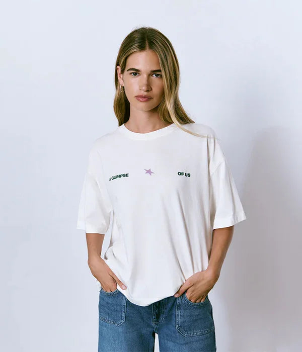 אישה לובשת חולצת טי לבנה עם כיתוב וסמל כוכב, אופנת רחוב, CHOZEN, קבוצת אלפא