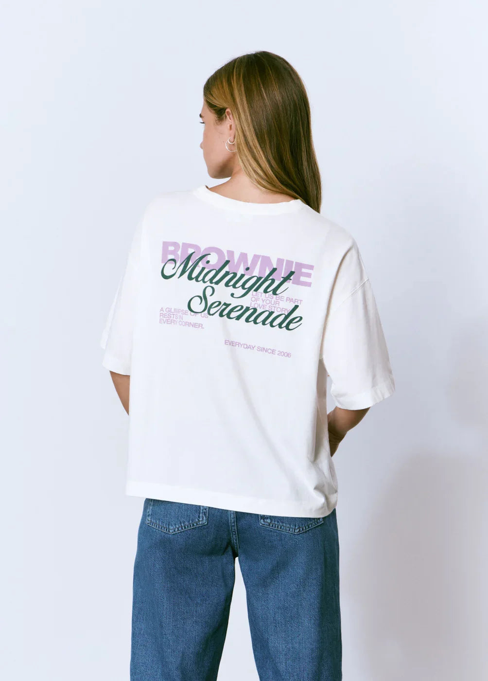 אישה לובשת חולצת טי לבנה של BROWNIE עם כיתוב Midnight Serenade בגב, אופנה טרנדית CHOZEN