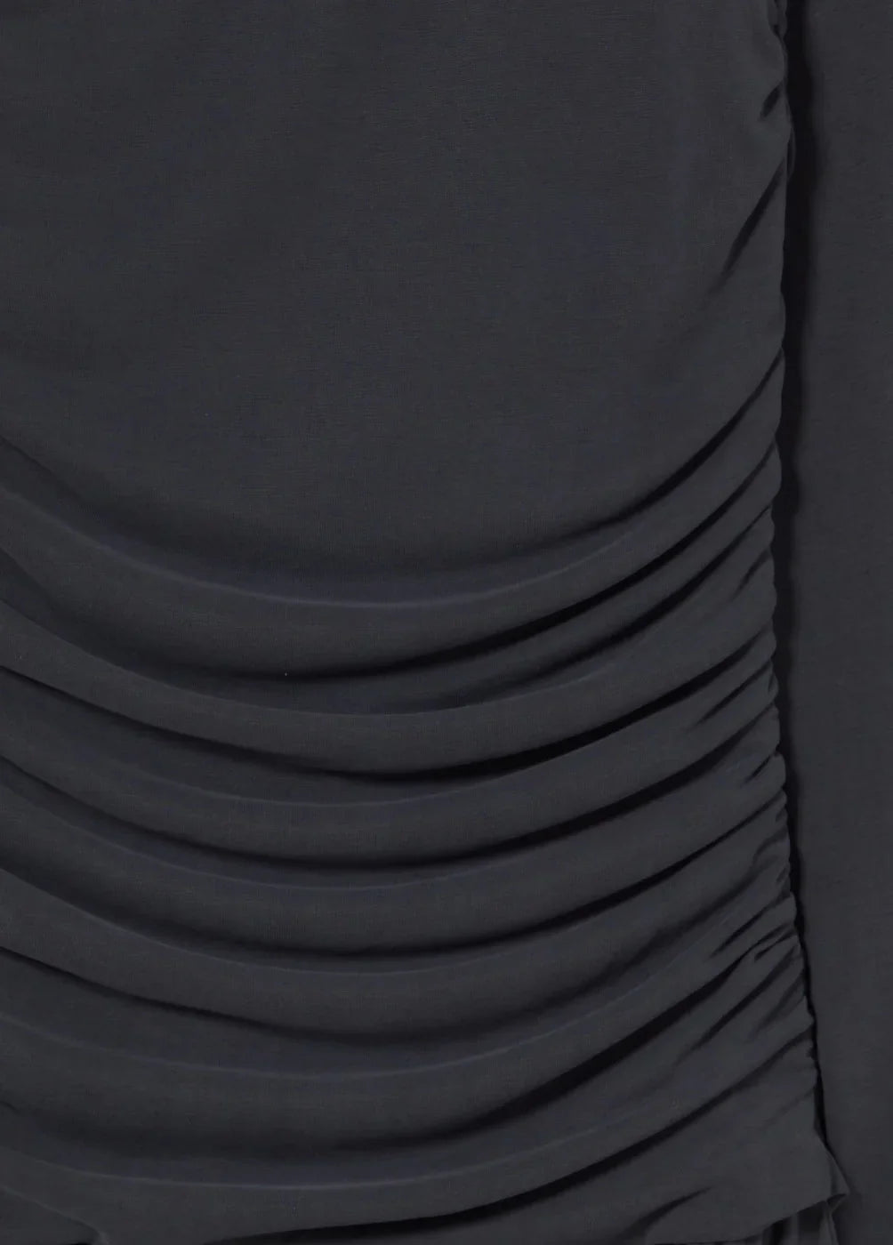 בד שחור עם קפלים אופנתיים, פרטי לבוש ממותג ב-CHOZEN