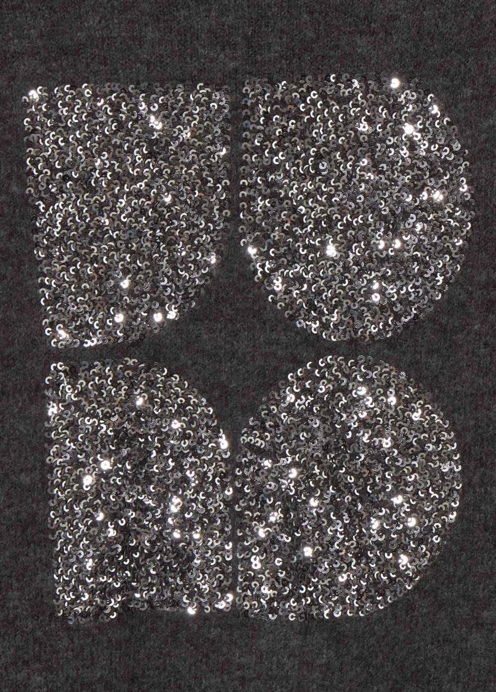 דוגמת פאייטים כסופים מעוצבים על בד כהה, אופנה יוקרתית של CHOZEN מבית קבוצת אלפא