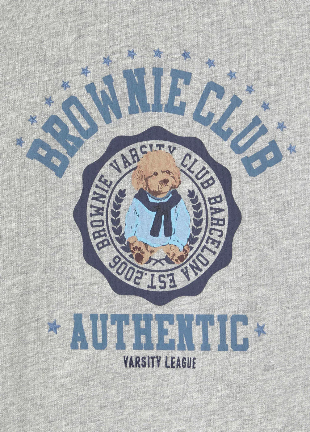 איור של כלב חום בלבוש כחול עם כיתוב BROWNIE CLUB על חולצה אפורה, עיצוב אופנה CHOZEN