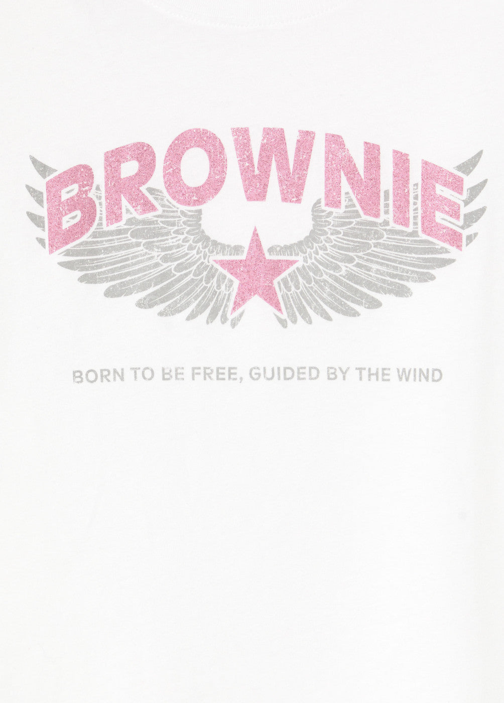 חולצה לבנה עם כיתוב BROWNIE בורוד, כנפיים ככסף וכוכב, טקסט באנגלית מתחת