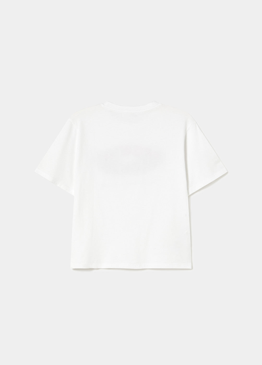 טי שירט לבנה קלאסית, קצרה ועם שרוולים קצרים, מוצגת על רקע לבן