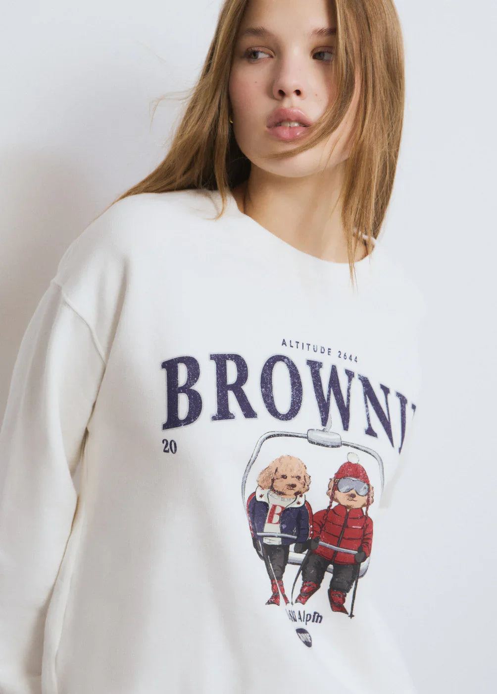 דוגמנית לובשת סווטשירט לבן עם כיתוב BROWNIE והדפס כלבלבים, אופנת נשים CHOZEN