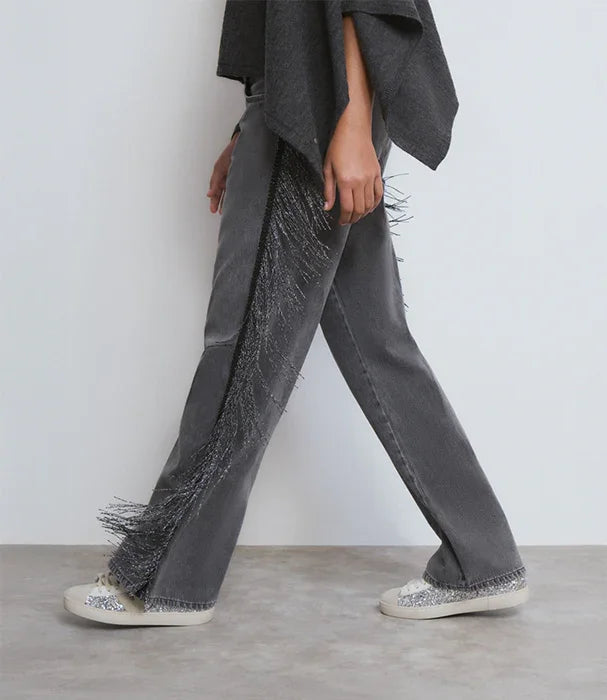 מכנסי ג'ינס אפורים עם פרנזים כסופים ודיטיילים נוצצים, אופנת נשים CHOZEN