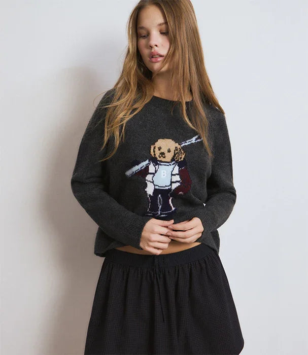 דוגמנית עם סוודר שחור עם דמות כלב מצוירת, אופנת נשים CHOZEN מבית קבוצת אלפא