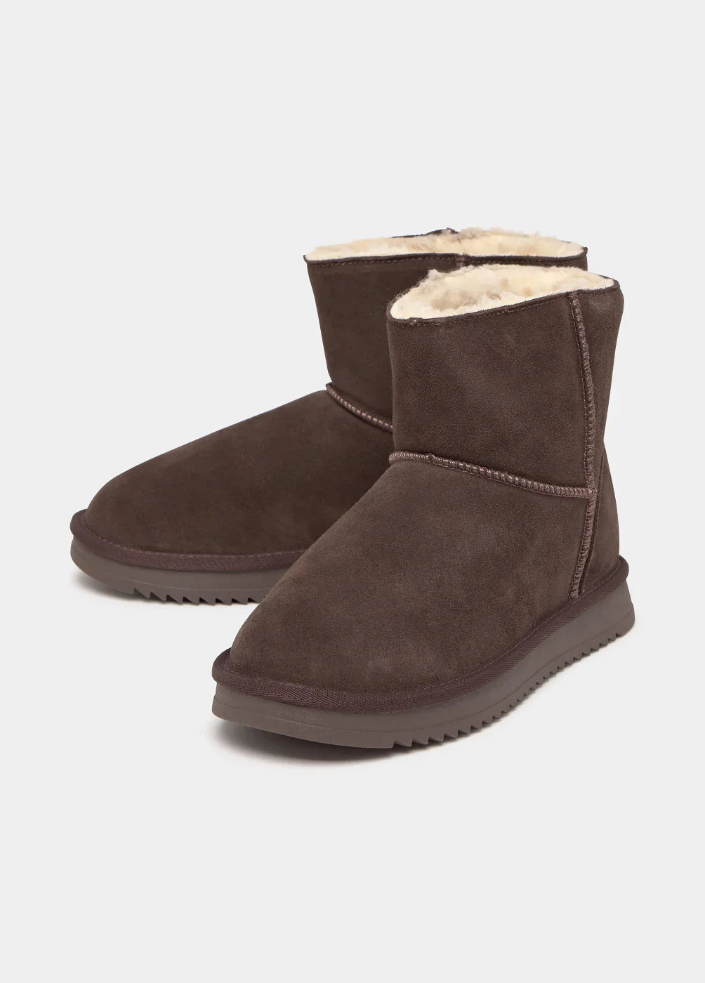 מגפי נשים חומות עם פרווה פנימית, דגם CHOZEN, רקע לבן, קולקציית חורף אלפא