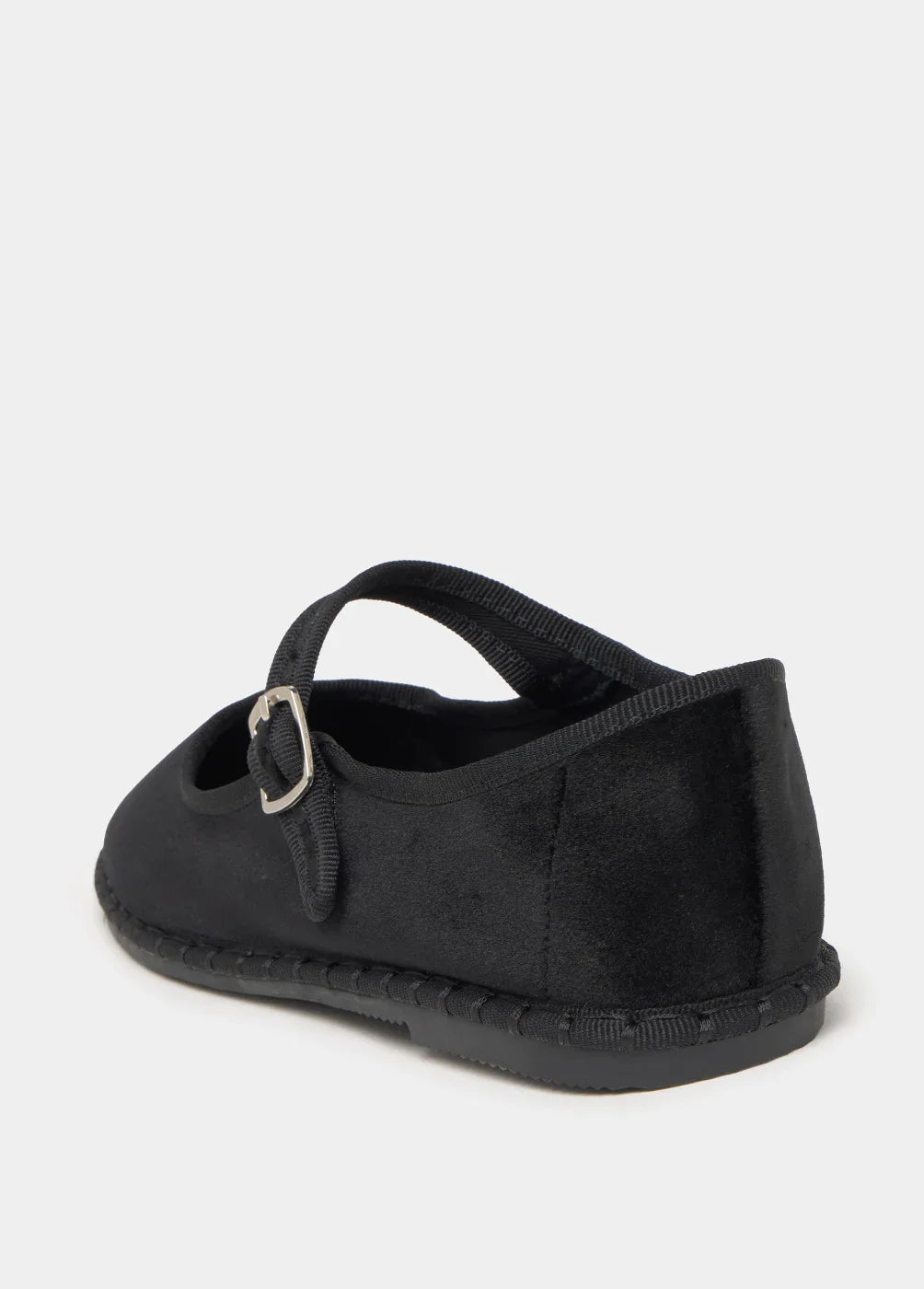 נעל בלרינה שחורה עם רצועה ואבזם מבית CHOZEN, צילום מוצר רקע לבן