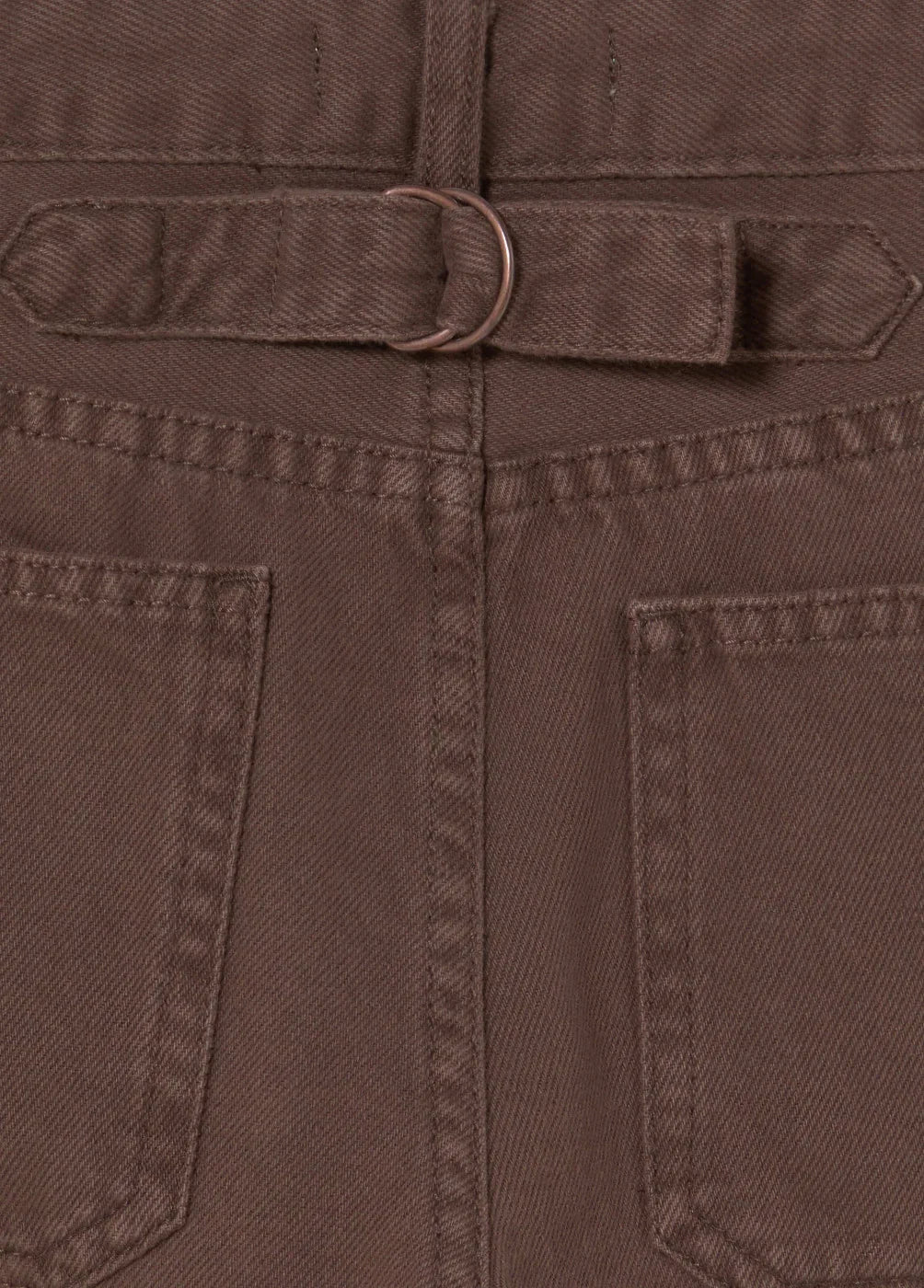 תקריב בד ג'ינס חום עם חגורת בד ואבזם, עיצוב מודרני CHOZEN