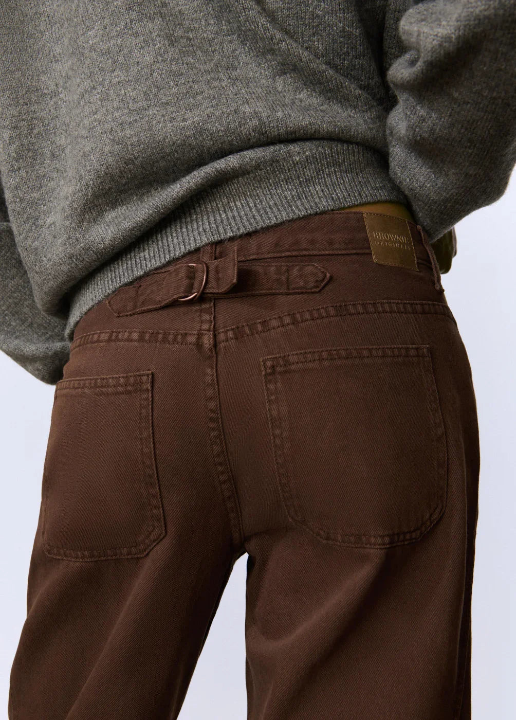 מכנסיים חומים עם חגורה אחורית ותווית מותג, קולקציית אופנת CHOZEN