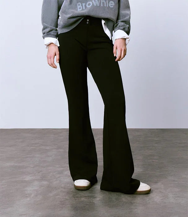 מכנסיים שחורים מתרחבים לנשים על רקע אפור, אופנה עדכנית באתר CHOZEN