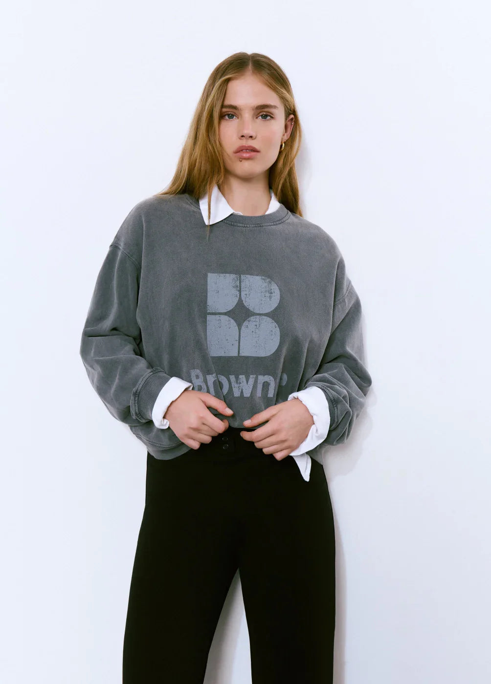 דוגמנית עם סווצ'ר אפור של Brown וחולצה מכופתרת לבנה, אופנת נשים CHOZEN