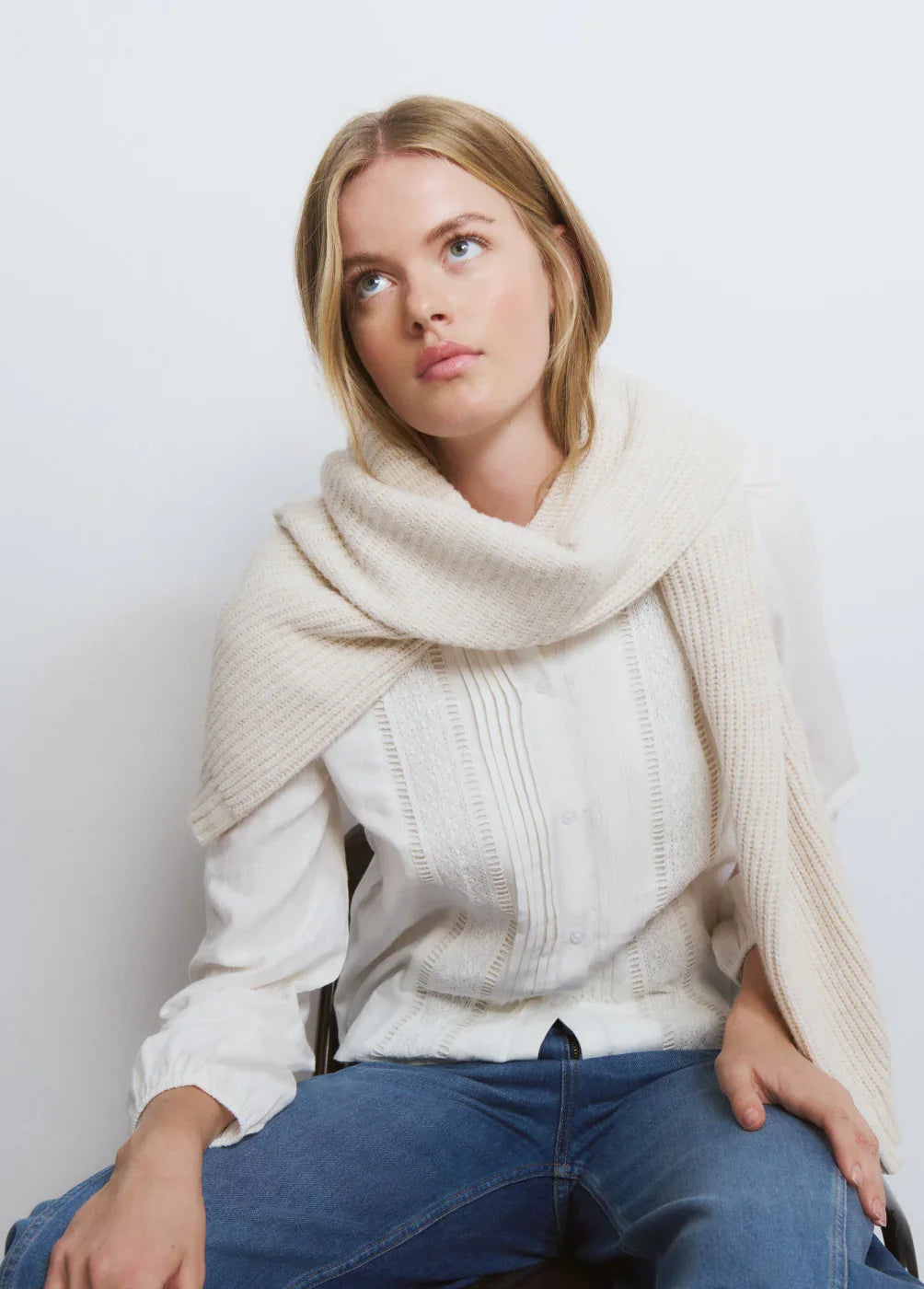 אישה עם צעיף סרוג בצבע שמנת, חולצה לבנה וג'ינס, אופנה קלאסית מ-CHOZEN