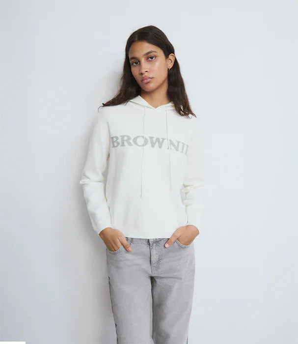 אופנת נשים CHOZEN, דוגמנית עם סווטשירט לבן BROWNIE ומכנסי ג'ינס אפורים