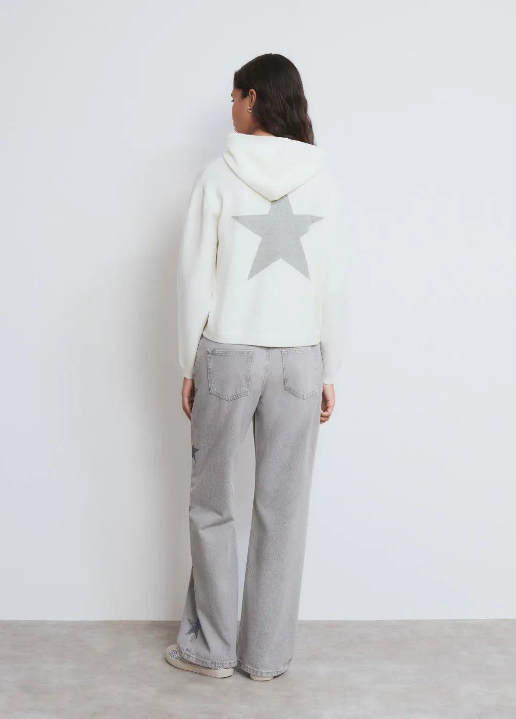 דוגמנית עם סווטשירט כוכב אפור ומכנסי ג'ינס אפורים, צילום לאופנה ל-CHOZEN