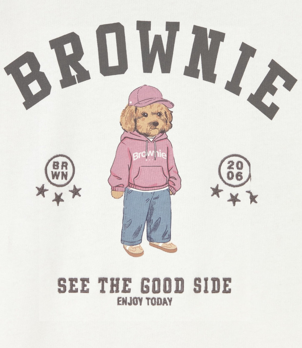 תקריב על הדפס הדובון והכיתוב BROWNIE על בד הסווטשירט - CHOZEN