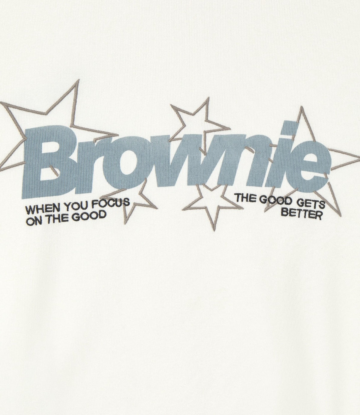 תקריב על הדפס הכוכבים ולוגו Brownie על בד הסוודר - CHOZEN