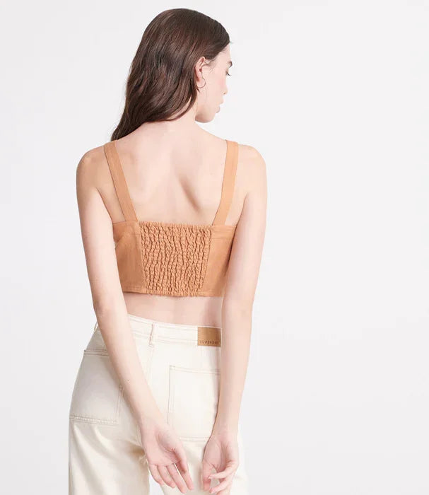 דוגמנית לובשת טופ בגזרת סטרפלס בצבע בז' ומכנסי ג'ינס בהירים, CHOZEN אופנה עכשווית