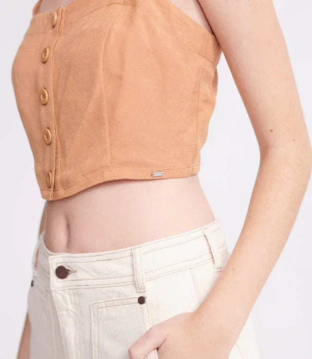 לוק קיצי של CHOZEN, טופ חום קצר עם כפתורים ומכנס בג׳ינס לבן, צילום אופנה לקבוצת אלפא