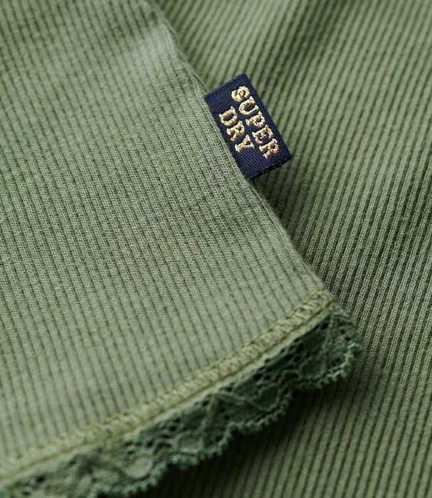 בד ירוק עם תגית SUPERDRY ותפרי תחרה, מותג אופנה מוביל ב-CHOZEN