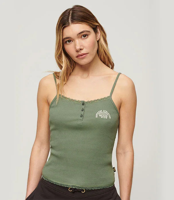 גופיית נשים ירוקה דקה, דגם קייצי עם כתפיות, מקולקציית CHOZEN, צילום על רקע בהיר