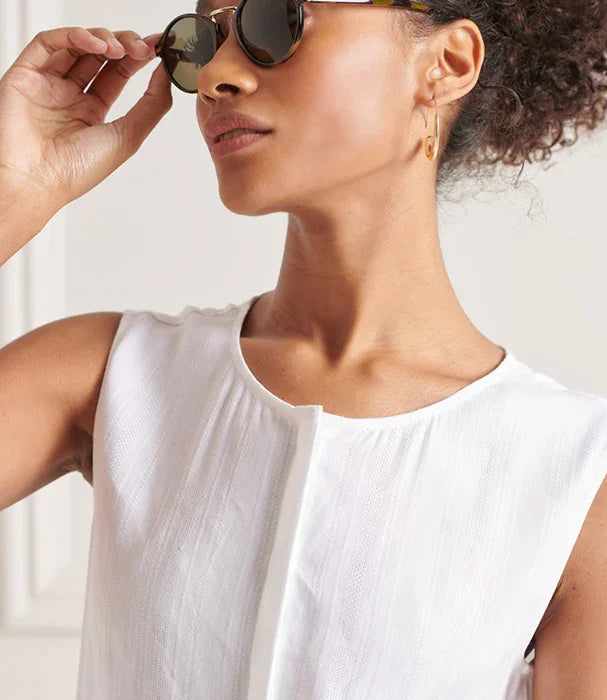 אישה עם שמלה לבנה אלגנטית ומשקפי שמש, צילום אופנה CHOZEN