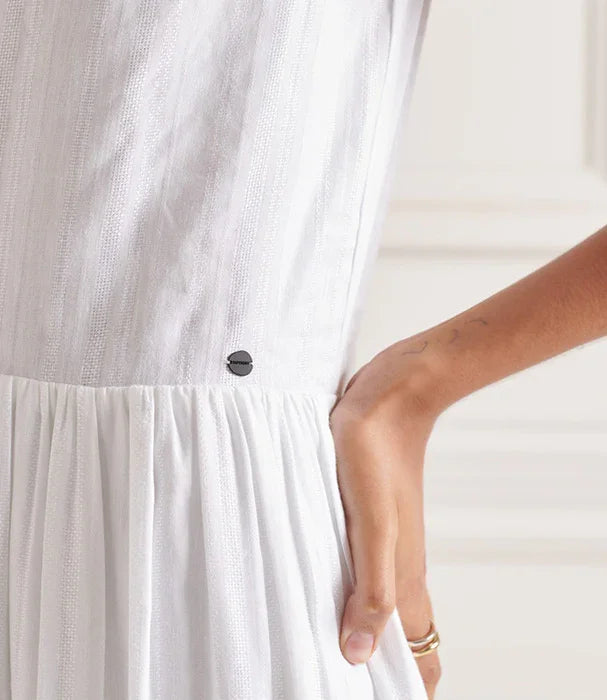 שמלת קיץ לבנה לנשים, בד קליל עם טקסטורה, לוגו מותג, מציגה יד עם טבעות, CHOZEN