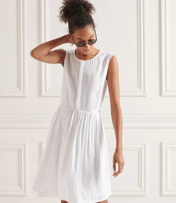 אופנת נשים CHOZEN שמלת קיץ לבנה ללא שרוולים, עיצוב קלאסי, צילום באור טבעי