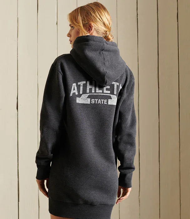 אישה עם סווטשירט קפוצ'ון שחור עם כיתוב ATHLETE STATE, אופנת CHOZEN