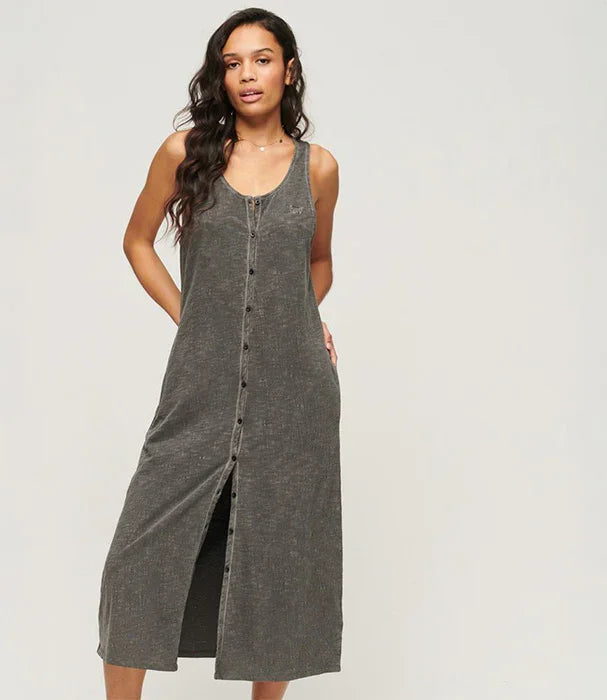 שמלת כפתורים ארוכה לנשים בצבע אפור כהה מבית CHOZEN, צילום על רקע לבן