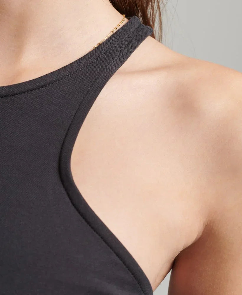 חולצה שחורה לנשים עם מחשוף ייחודי, צילום מקרוב מאתר CHOZEN